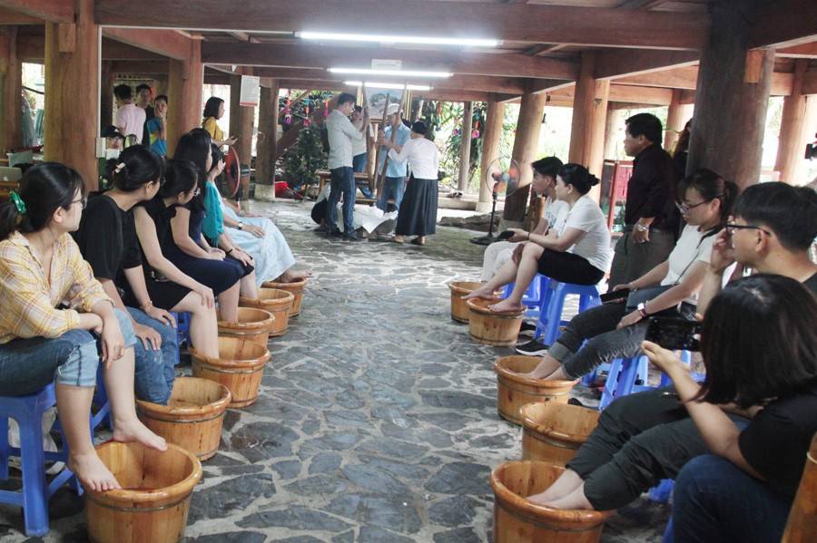 Du khách trải nghiệm ngâm chân thảo dược của đồng bào dân tộc Tây Bắc. Ảnh: TITC Du khách trải nghiệm ngâm chân thảo dược của đồng bào dân tộc Tây Bắc. Ảnh: TITC