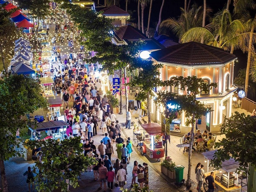 “Ùn ùn” du khách đổ bộ Phú Quốc dịp cuối năm “Ùn ùn” du khách đổ bộ Phú Quốc dịp cuối năm