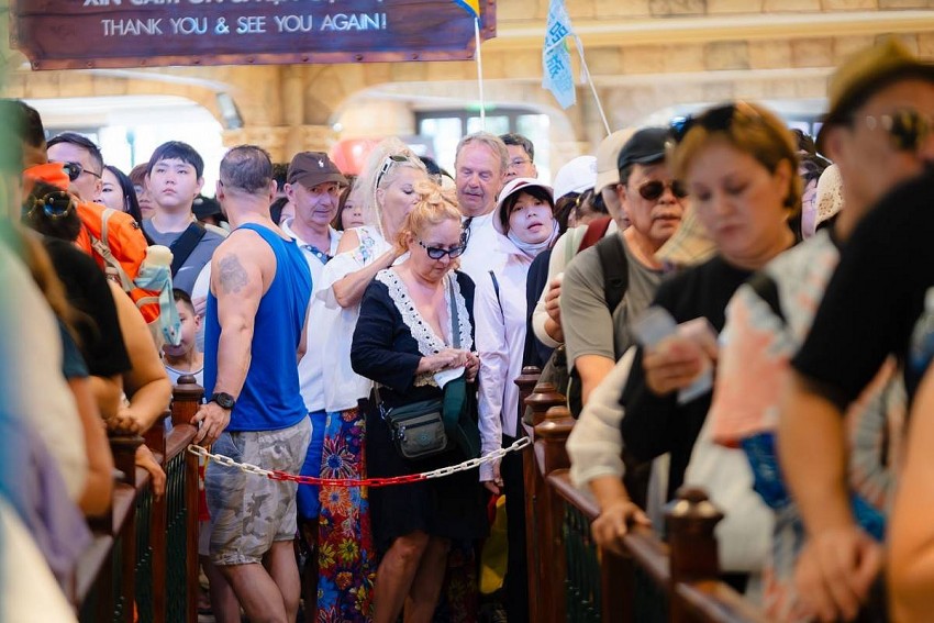 “Ùn ùn” du khách đổ bộ Phú Quốc dịp cuối năm “Ùn ùn” du khách đổ bộ Phú Quốc dịp cuối năm