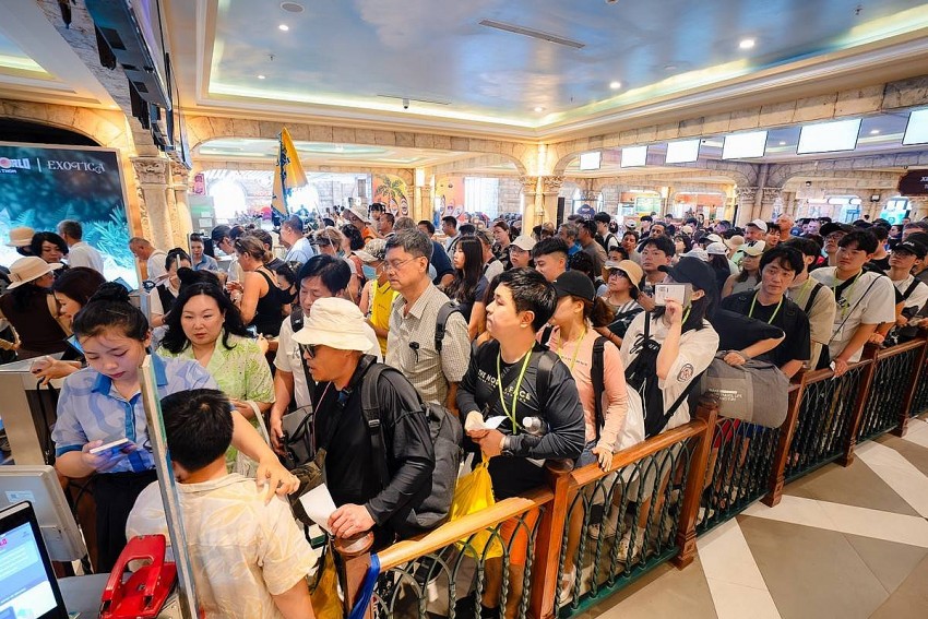 “Ùn ùn” du khách đổ bộ Phú Quốc dịp cuối năm “Ùn ùn” du khách đổ bộ Phú Quốc dịp cuối năm