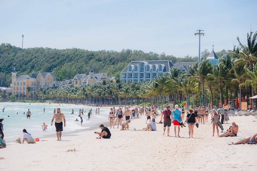 “Ùn ùn” du khách đổ bộ Phú Quốc dịp cuối năm “Ùn ùn” du khách đổ bộ Phú Quốc dịp cuối năm