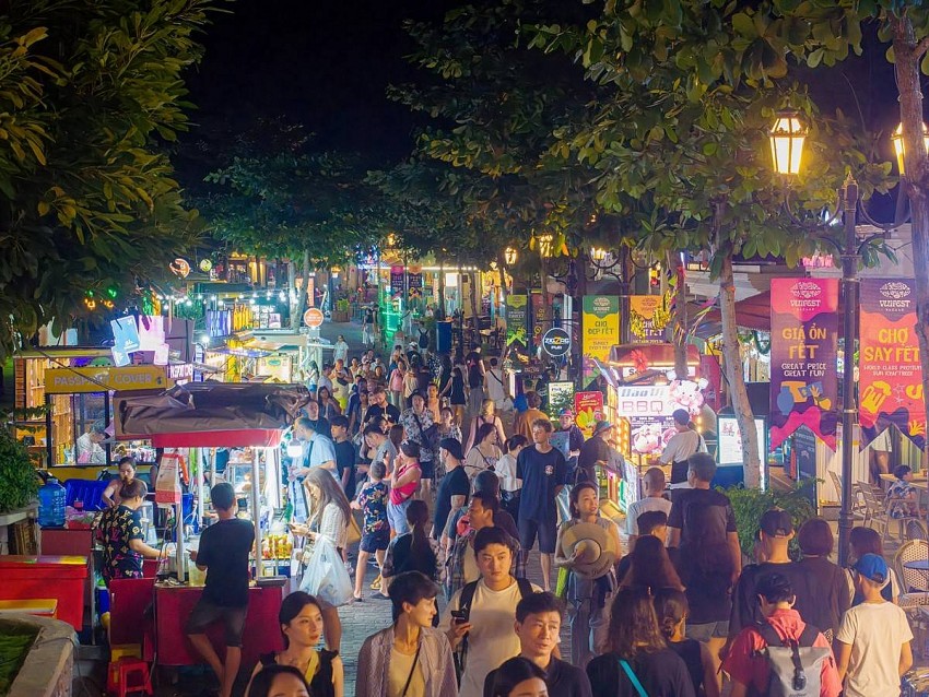 “Ùn ùn” du khách đổ bộ Phú Quốc dịp cuối năm “Ùn ùn” du khách đổ bộ Phú Quốc dịp cuối năm