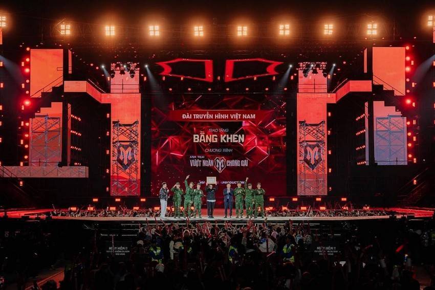 VTV trao tặng 'Chương trình giải trí ấn tượng' cho chương trình Anh trai vượt ngàn chông gai - Ảnh: TCB