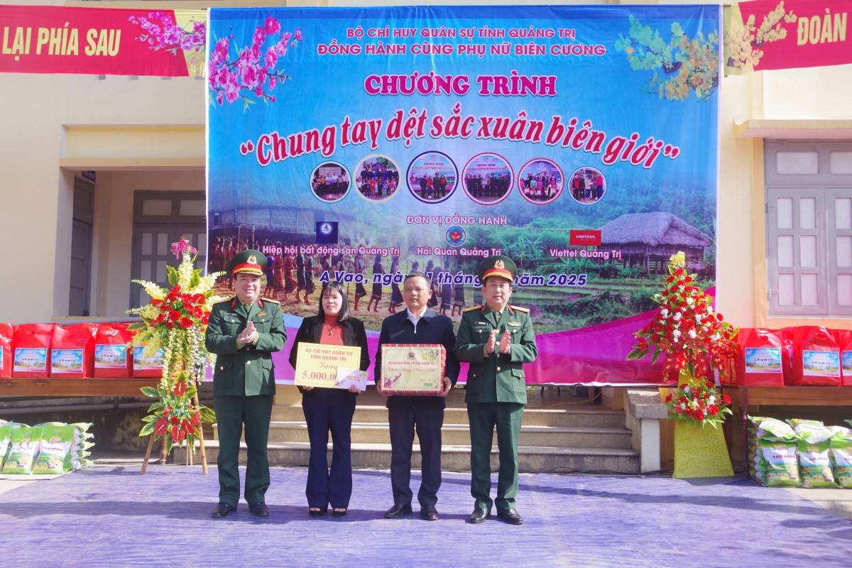 Bộ CHQS tỉnh Quảng Trị tổ chức Chương trình “Chung tay dệt sắc xuân biên giới”