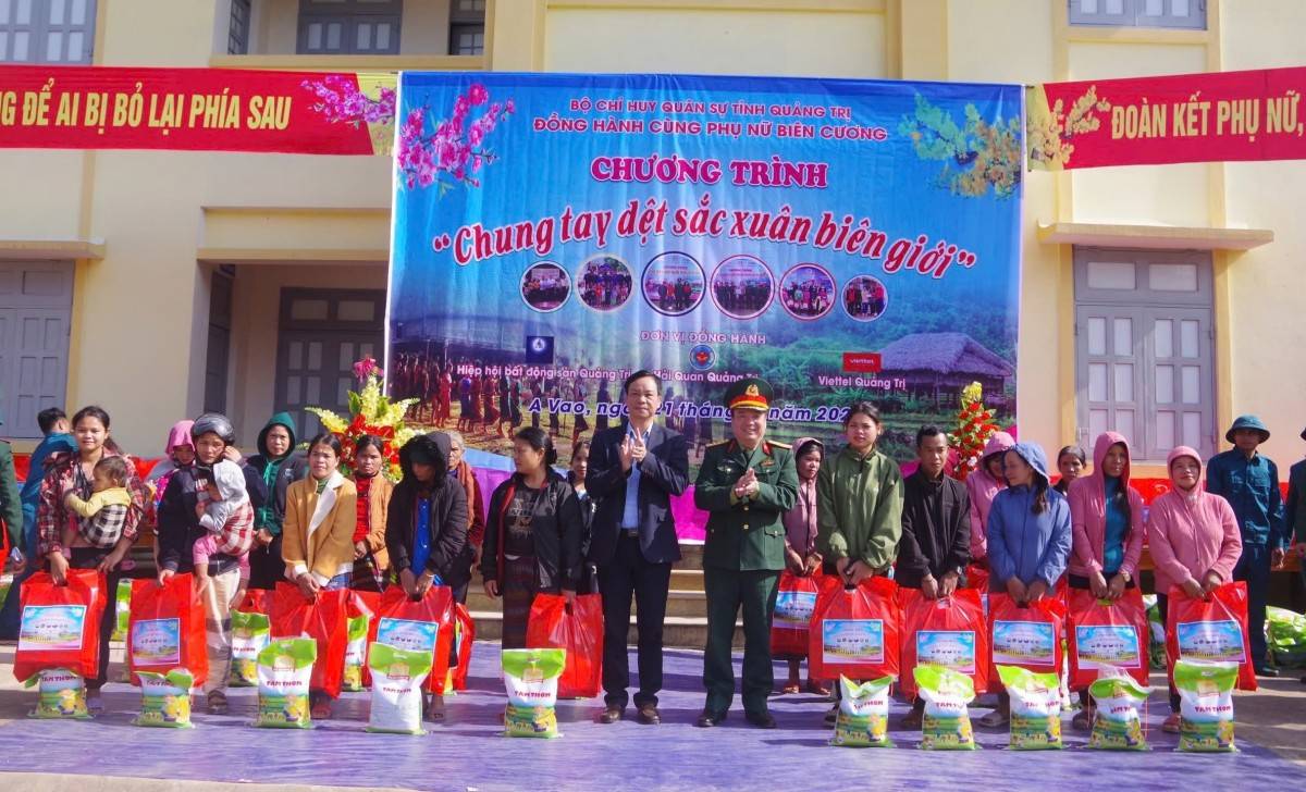 Bộ CHQS tỉnh Quảng Trị tổ chức Chương trình “Chung tay dệt sắc xuân biên giới”