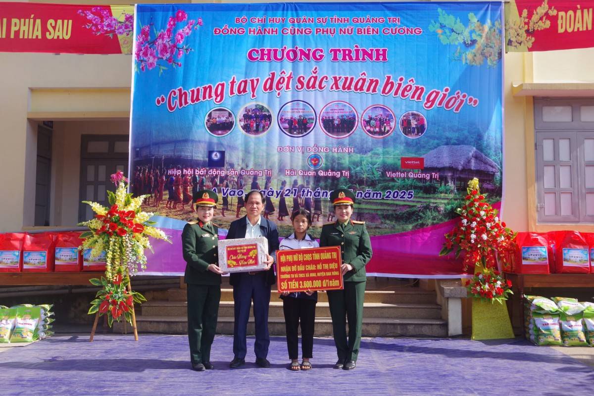 Bộ CHQS tỉnh Quảng Trị tổ chức Chương trình “Chung tay dệt sắc xuân biên giới”