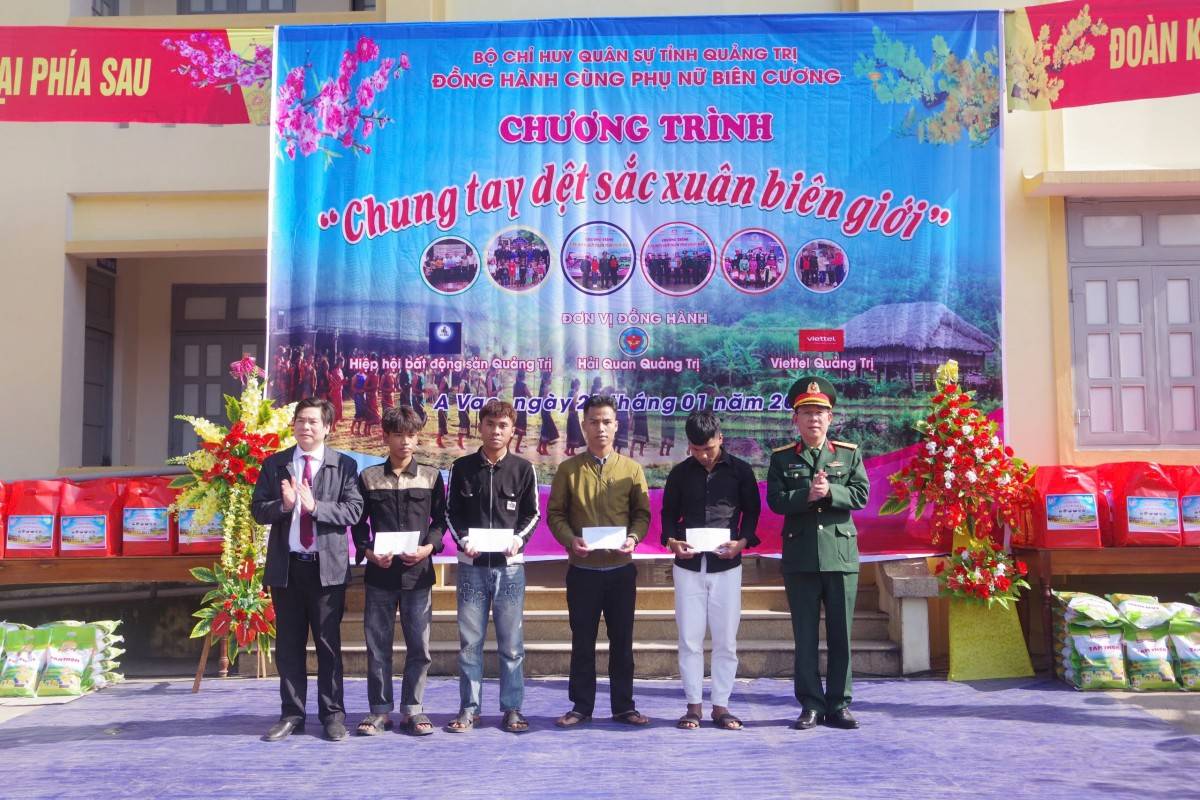 Bộ CHQS tỉnh Quảng Trị tổ chức Chương trình “Chung tay dệt sắc xuân biên giới”