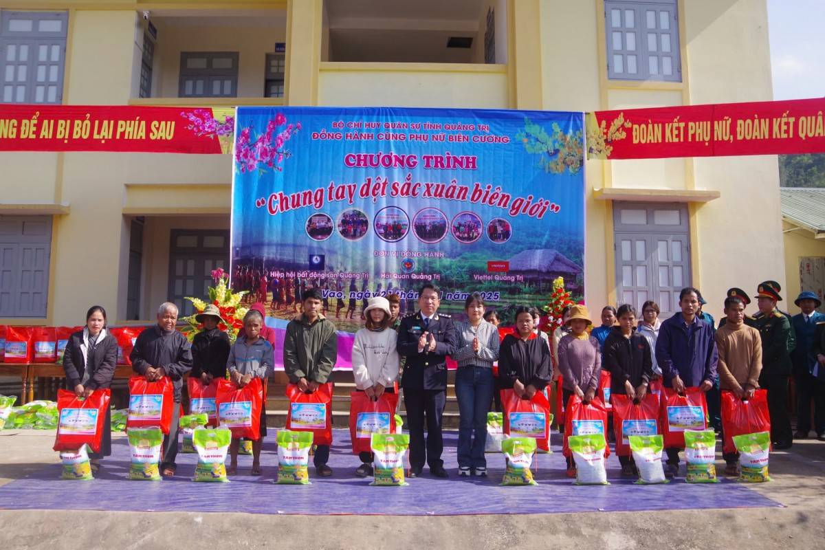 Bộ CHQS tỉnh Quảng Trị tổ chức Chương trình “Chung tay dệt sắc xuân biên giới”