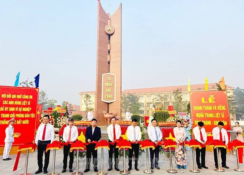 Đồng chí Bùi Xuân Cường cùng các đại biểu thực hiện khánh thành nâng cấp, cải tạo Nghĩa trang Liệt sĩ Bình Chánh – Bình Tân
