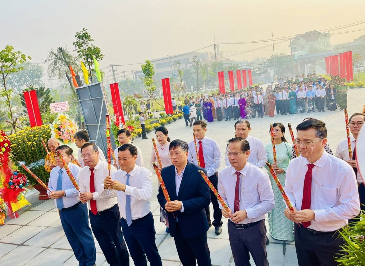 Phó Chủ tịch UBND TPHCM Bùi Xuân Cường cùng lãnh đạo quận Bình Tân và huyện Bình Chánh dâng hoa, dâng hương tại nghĩa trang