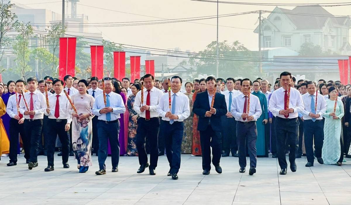 Phó Chủ tịch UBND TPHCM Bùi Xuân Cường cùng lãnh đạo quận Bình Tân và huyện Bình Chánh dâng hoa, dâng hương tại nghĩa trang