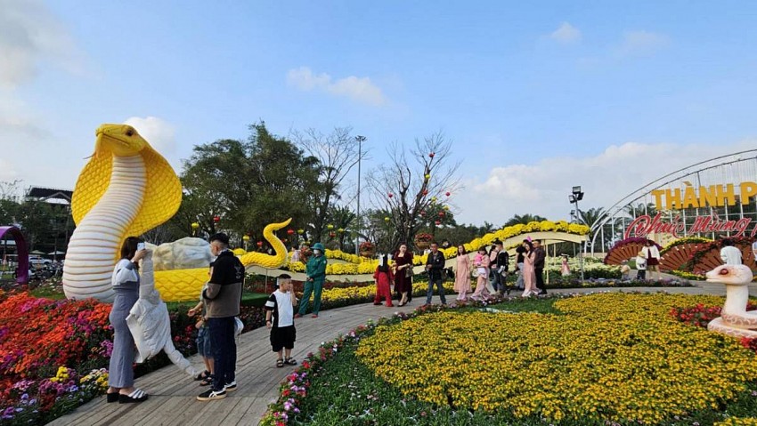 tại Quảng trường 24.4. tại TP Tam Kỳ, từ tối 30 đến mùng 3 Tết,  mỗi ngày có hàng nghìn người dân và du khách đã đến tham quan, vui chơi, check in và chụp hình lưu niệm.