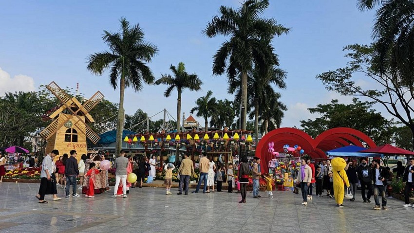 từ ngày 26 tháng Chạp đến mùng 3 Tết Nguyên đán Ất Tỵ 2025, ước tính có gần 300 nghìn lượt khách tham quan, lưu trú tại Quảng Nam.