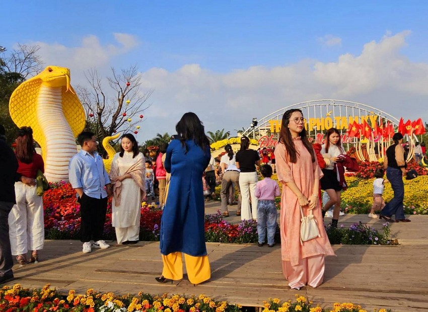 Theo ghi nhận của phóng viên Doanhnghiepvahoinhap, tại Quảng trường 24.4. tại TP Tam Kỳ, từ tối 30 đến mùng 3 Tết,  mỗi ngày có hàng nghìn người dân và du khách đã đến tham quan, vui chơi, check in và chụp hình lưu niệm. 