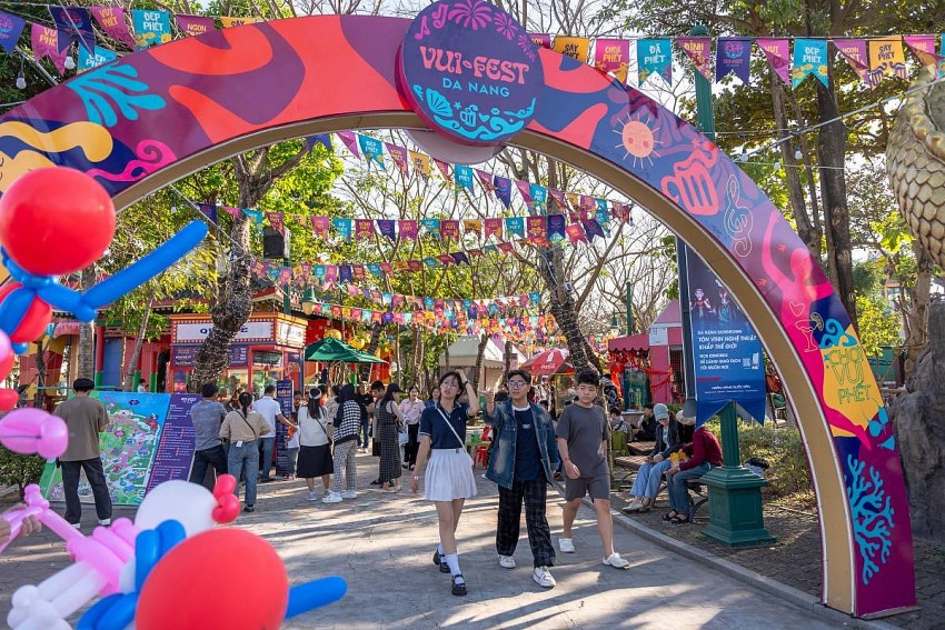 Muôn vẻ khách Tây đón Tết Ta tại Đà Nẵng, Phú Quốc, Sa Pa