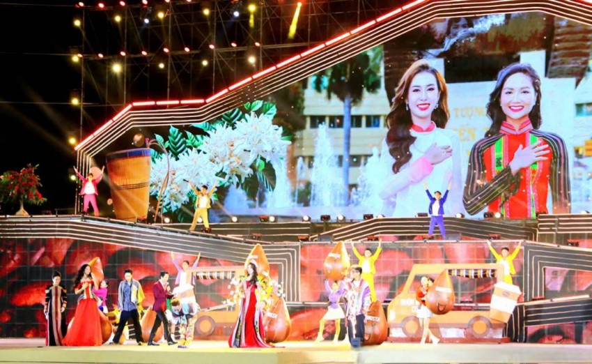 Chương trình nghệ thuật có sự tham gia của các Đại sứ truyền thông Lễ hội. 