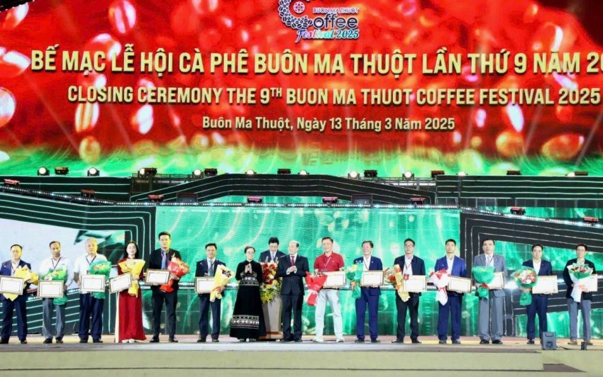 Lãnh đạo tỉnh Đắk Lắk trao tặng Bằng khen cho các tập thể có nhiều đóng góp cho thành công của Lễ hội. 