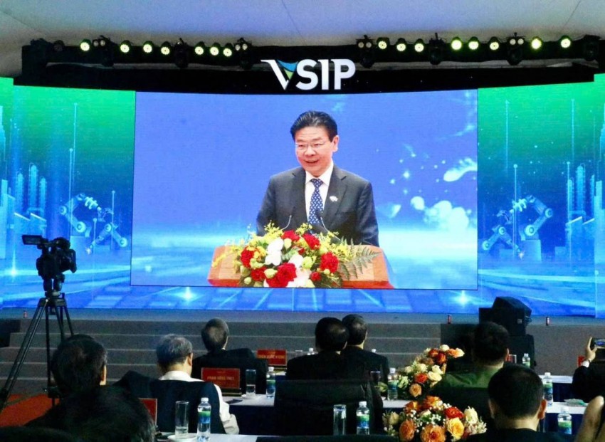 Thủ tướng Singapore Lawrence Wong phát biểu tại lễ khởi công dự án Khu công nghiệp VSIP Thái Bình từ Trụ sở Chính phủ. 