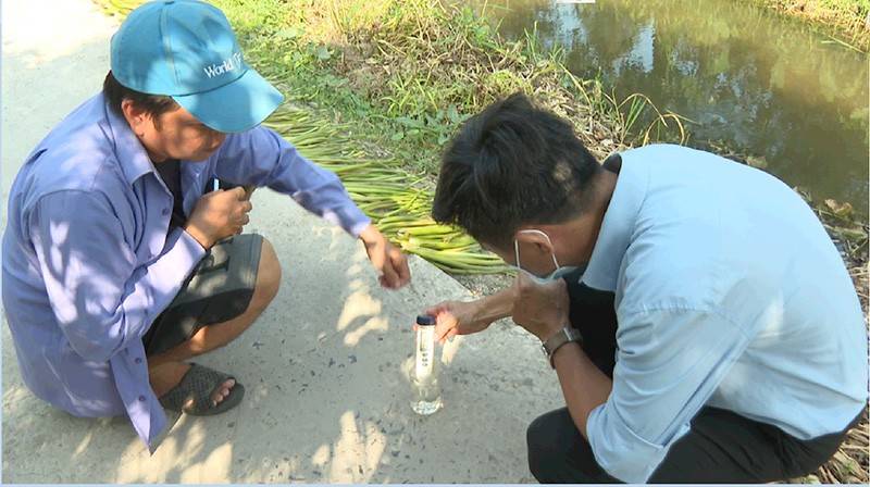 Nhà vườn trồng sầu riêng trang bị máy đo độ mặn (Ảnh ĐTO)