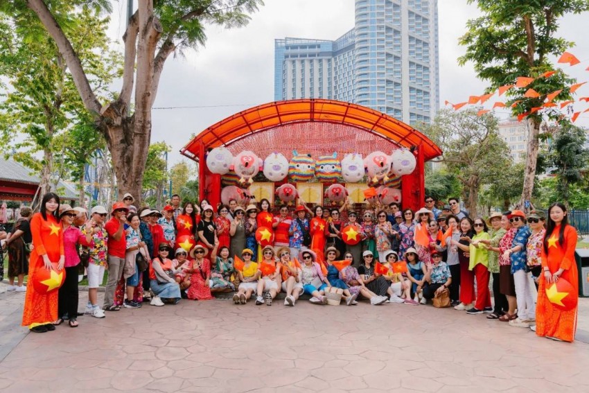 Du lịch miền Bắc bùng nổ ngay ngày đầu lễ: Dòng người đổ về Sầm Sơn, Hà Nam, Hạ Long, Cát Bà