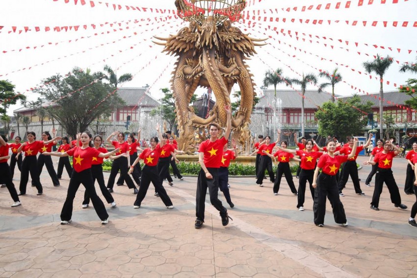 Du lịch miền Bắc bùng nổ ngay ngày đầu lễ: Dòng người đổ về Sầm Sơn, Hà Nam, Hạ Long, Cát Bà