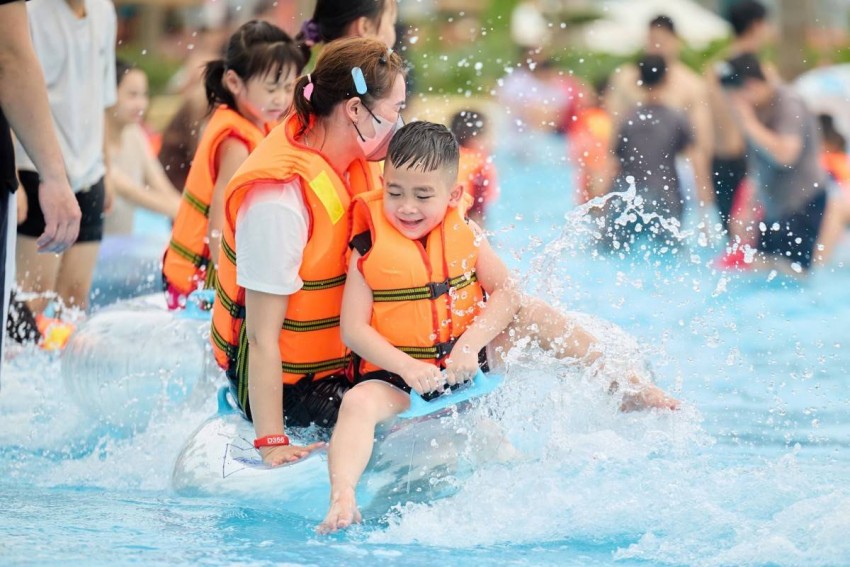 Du lịch miền Bắc bùng nổ ngay ngày đầu lễ: Dòng người đổ về Sầm Sơn, Hà Nam, Hạ Long, Cát Bà