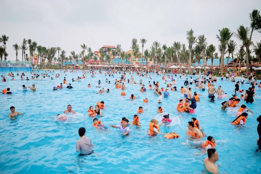 Du lịch miền Bắc bùng nổ ngay ngày đầu lễ: Dòng người đổ về Sầm Sơn, Hà Nam, Hạ Long, Cát Bà