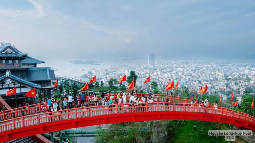 Du lịch miền Bắc bùng nổ ngay ngày đầu lễ: Dòng người đổ về Sầm Sơn, Hà Nam, Hạ Long, Cát Bà