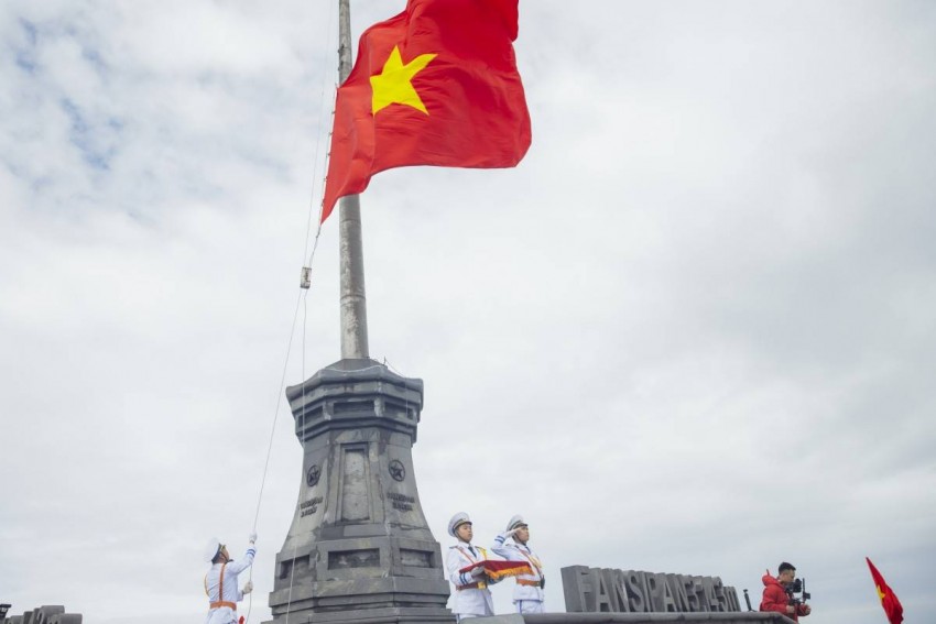 Du lịch miền Bắc bùng nổ ngay ngày đầu lễ: Dòng người đổ về Sầm Sơn, Hà Nam, Hạ Long, Cát Bà