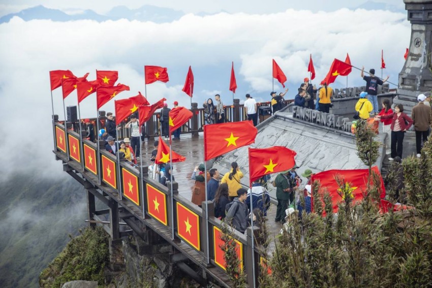 Du lịch miền Bắc bùng nổ ngay ngày đầu lễ: Dòng người đổ về Sầm Sơn, Hà Nam, Hạ Long, Cát Bà