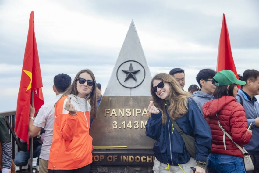 Du lịch miền Bắc bùng nổ ngay ngày đầu lễ: Dòng người đổ về Sầm Sơn, Hà Nam, Hạ Long, Cát Bà