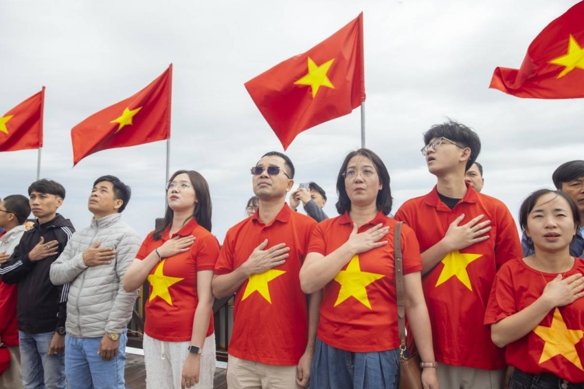 Du lịch miền Bắc bùng nổ ngay ngày đầu lễ: Dòng người đổ về Sầm Sơn, Hà Nam, Hạ Long, Cát Bà