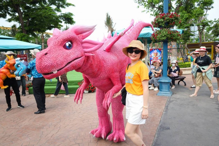 Du lịch miền Bắc bùng nổ ngay ngày đầu lễ: Dòng người đổ về Sầm Sơn, Hà Nam, Hạ Long, Cát Bà