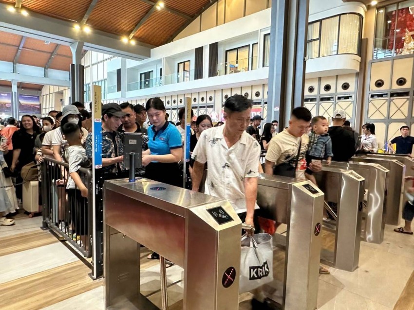 Du lịch miền Bắc bùng nổ ngay ngày đầu lễ: Dòng người đổ về Sầm Sơn, Hà Nam, Hạ Long, Cát Bà