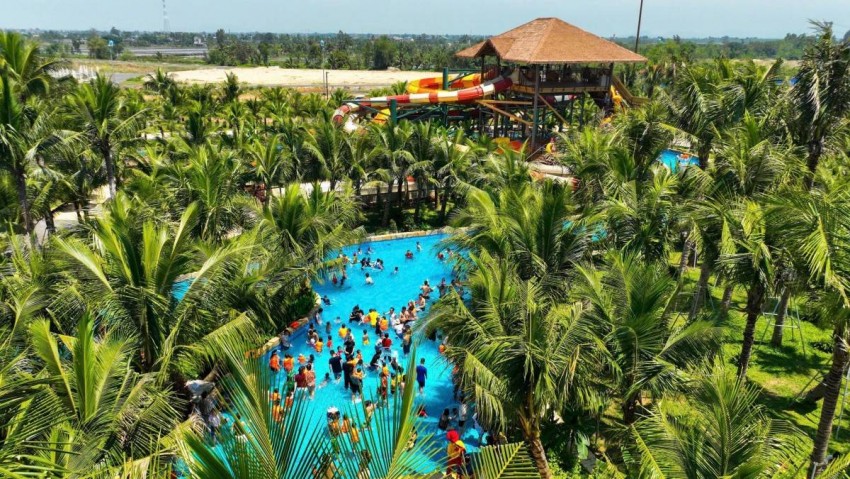 Du lịch miền Bắc bùng nổ ngay ngày đầu lễ: Dòng người đổ về Sầm Sơn, Hà Nam, Hạ Long, Cát Bà