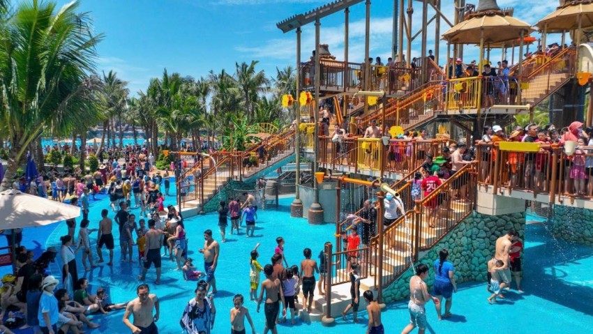 Du lịch miền Bắc bùng nổ ngay ngày đầu lễ: Dòng người đổ về Sầm Sơn, Hà Nam, Hạ Long, Cát Bà