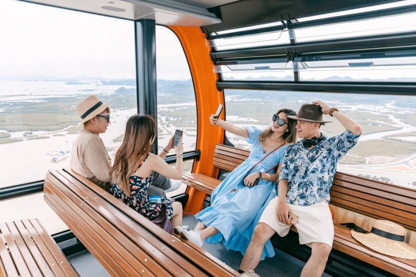 Du lịch miền Bắc bùng nổ ngay ngày đầu lễ: Dòng người đổ về Sầm Sơn, Hà Nam, Hạ Long, Cát Bà