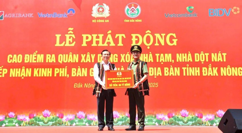 Đắk Nông: Bộ Công an trao 30 tỷ đồng hỗ trợ xây dựng 500 căn nhà mới