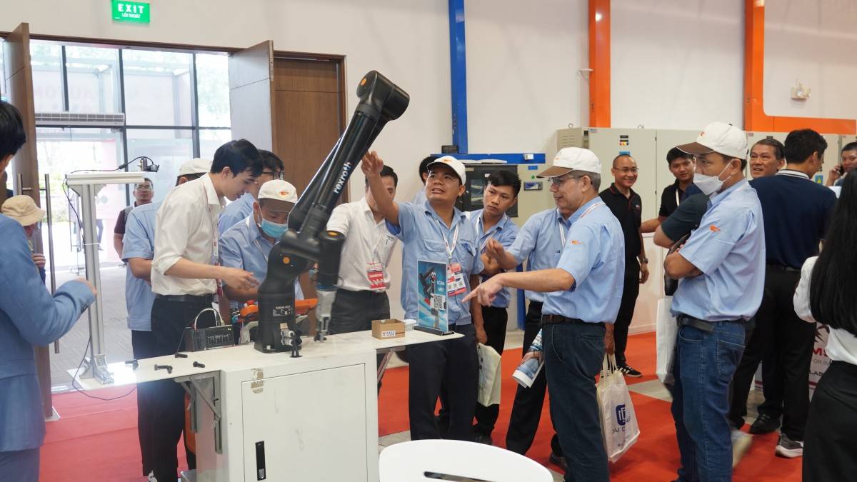 Bosch Rexroth Đồng hành cùng doanh nghiệp trong hành trình kiến tạo Nhà máy Thông minh tại Việt Nam. Bosch Rexroth Đồng hành cùng doanh nghiệp trong hành trình kiến tạo Nhà máy Thông minh tại Việt Nam.