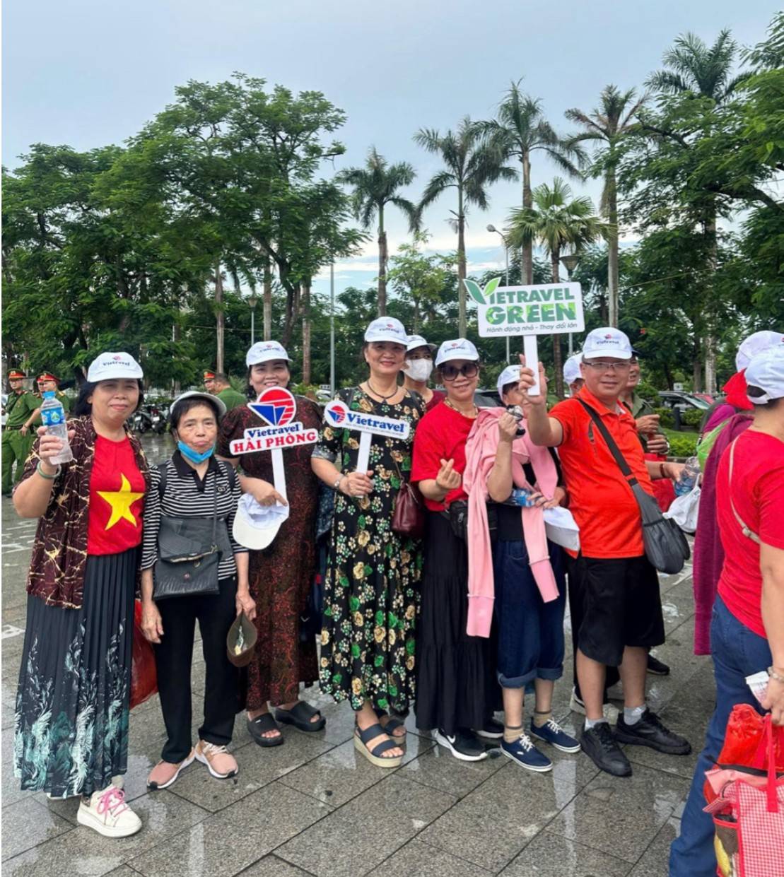 Người dân háo hức trước khi lên xe xuất phát từ Cung Văn hoá, Lao động hữu nghị Việt Tiệp.