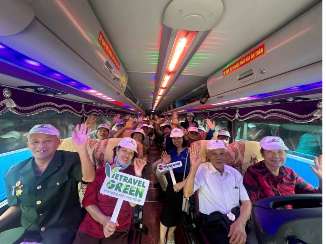 Người dân phấn khởi trên chuyến xe khởi hành đi tham quan triển lãm A80.