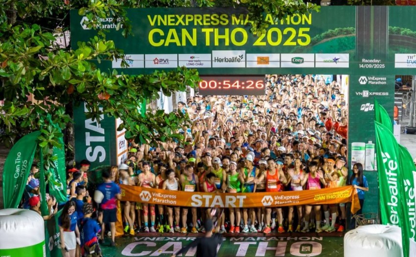 Các VĐV chuẩn bị xuất phát tại Vnexpress Marathon Cần Thơ 2025