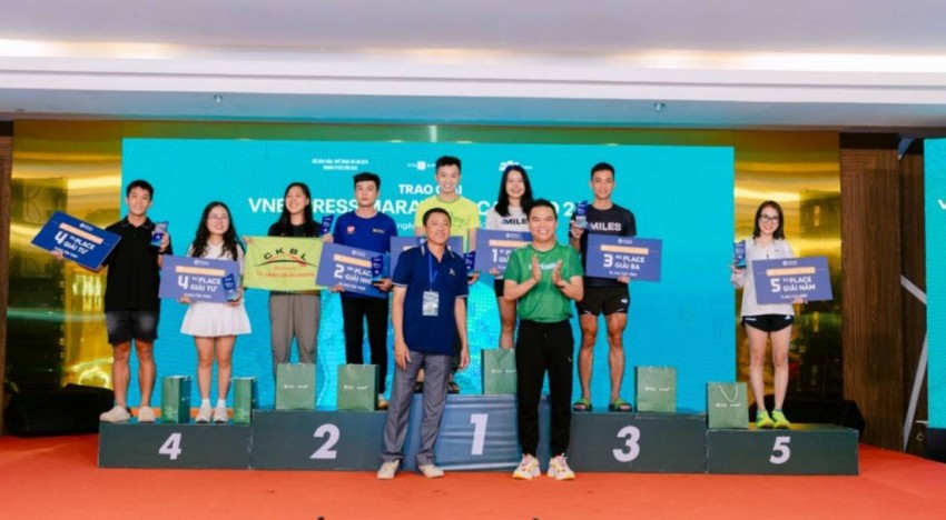 Ông Nguyễn Thành Đạt – Giám Đốc Truyền Thông Herbalife Việt Nam, Campuchia & Thái Lan trao giải cho các VĐV đạt thành tích cao tại giải