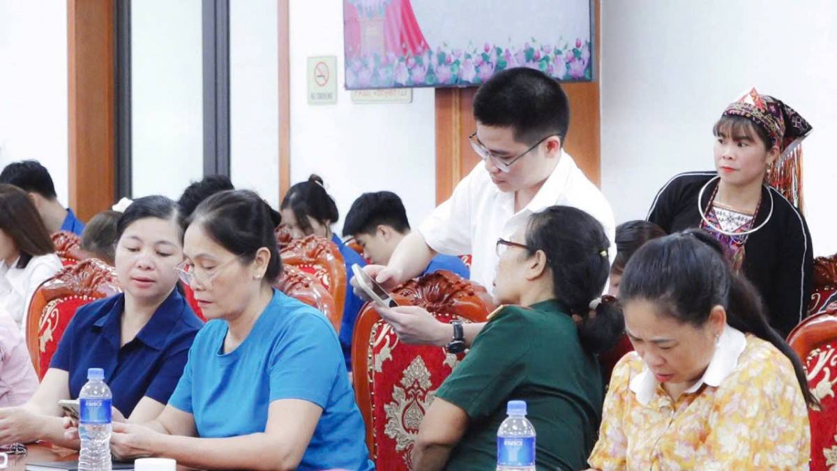 Cán bộ xã Mậu A hướng dân người dân thực hiện giải quyết thủ tục hành chính trên dịch vụ công trực tuyến(Ảnh: Thu Nhài)