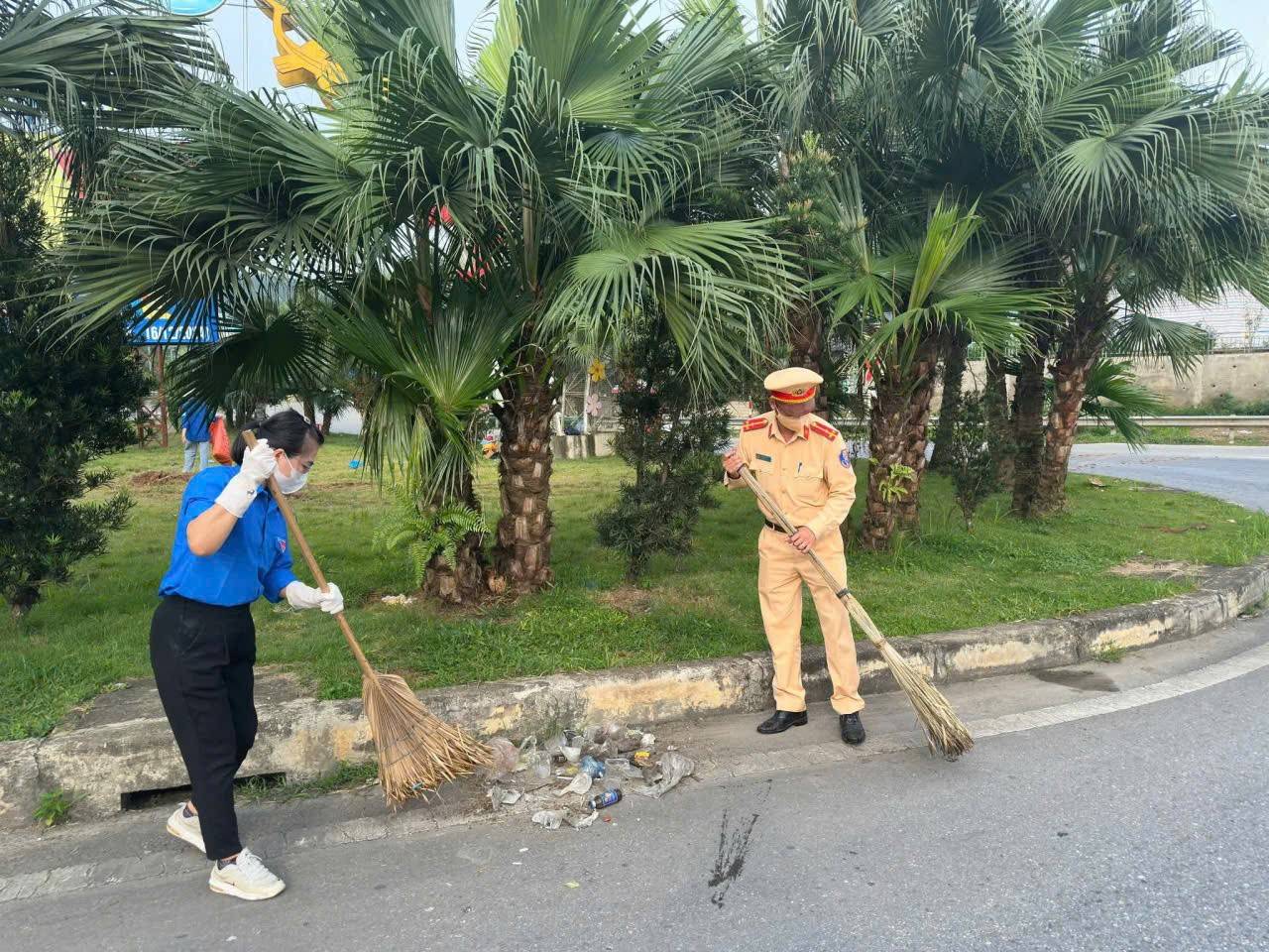 Tuổi trẻ xã Mậu A tích cực vệ sinh môi trường