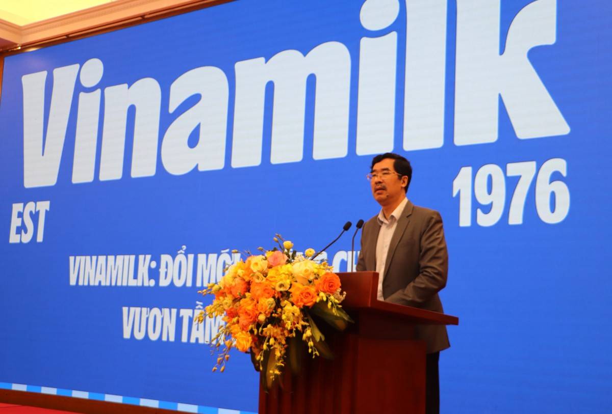 Ông Nguyễn Quốc Khánh – Giám đốc Điều hành Nghiên cứu và Phát triển Vinamilk, trình bày việc ứng dụng công nghệ định danh và truy xuất nguồn gốc cho sản phẩm Vinamilk. Ảnh: Vi Nam