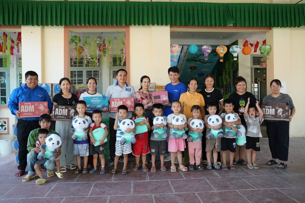 Cô trò trường mầm non Nhật Tiến nhận quà từ Vinamilk. Ảnh: Tịnh Không