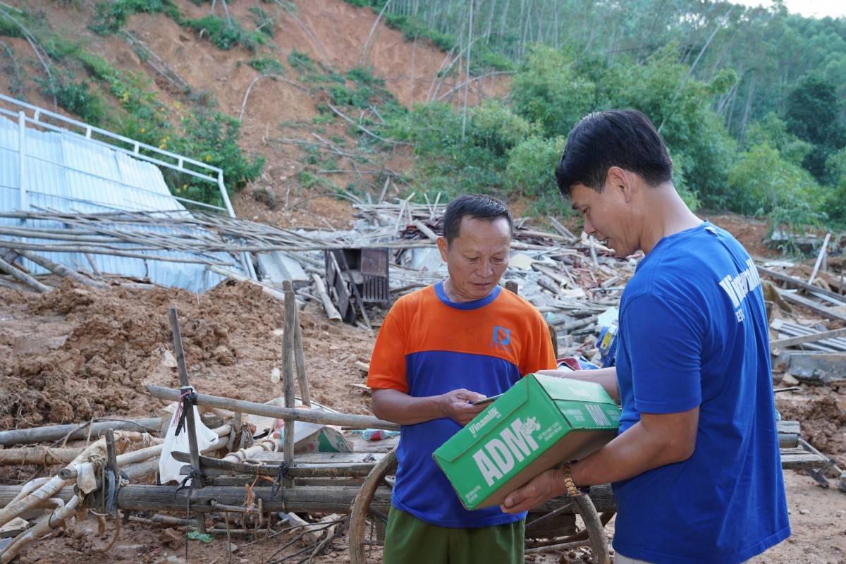 Ông Nông Văn Chiến, xã Thiện Tân, tỉnh Lạng Sơn trước căn nhà đổ nát nhận sự sẻ chia từ ông Phạm Tuyên – Giám đốc chi nhánh Hà Nội, Vinamilk. Ảnh: Tịnh Không
