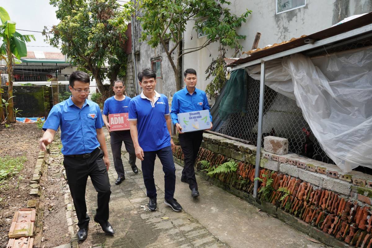 Đoàn Vinamilk gửi tặng những sản phẩm dinh dưỡng cho người dân tỉnh Ninh Bình, ghé thăm những gia đình chịu ảnh hưởng nặng nề sau bão lũ. Ảnh: Tịnh Không