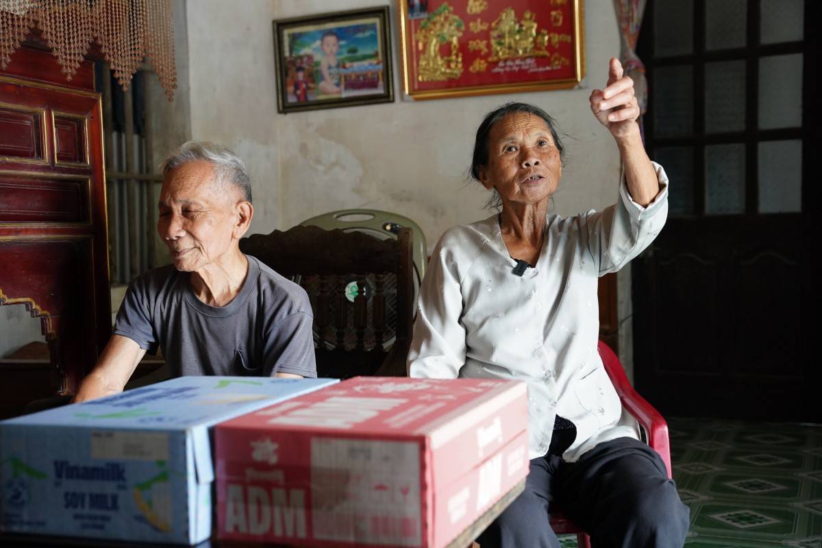 Ở Ninh Bình, bà Nguyễn Thị Lợi chỉ tay lên mái nhà vừa được lợp lại, nói: “Hôm đó gió lốc cuốn bay mái nhà, nước ào vào, cả nhà chỉ kịp chạy sang hàng xóm.” Ảnh: Tịnh Không